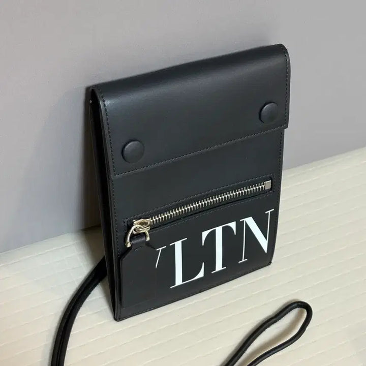 [BUNJANG] Valentino Phone Holder Crossbody Bag (New) / 발렌티노 폰홀더 크로스백 새상품