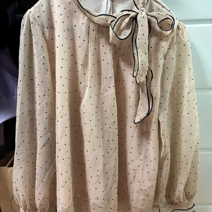 [SOLD OUT] 도트 리본 블라우스