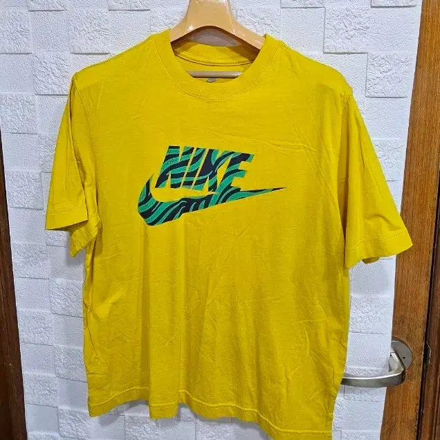 [BUNJANG] Nike Yellow Printed Short Sleeve T-shirt L / 나이키 반팔 티셔츠 옐로우 프린팅 L