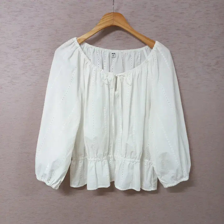 [BUNJANG] Uniqlo White Embroidered Blouse / B4-18/유니클로 넥라인 허리밴딩 화이트 자수셔츠 여성