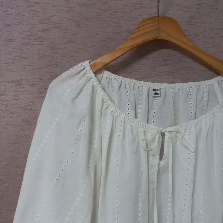 [BUNJANG] Uniqlo White Embroidered Blouse / B4-18/유니클로 넥라인 허리밴딩 화이트 자수셔츠 여성
