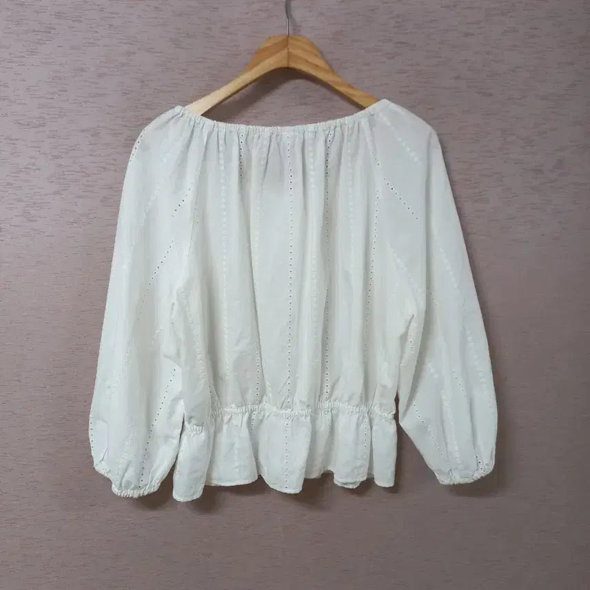 [BUNJANG] Uniqlo White Embroidered Blouse / B4-18/유니클로 넥라인 허리밴딩 화이트 자수셔츠 여성