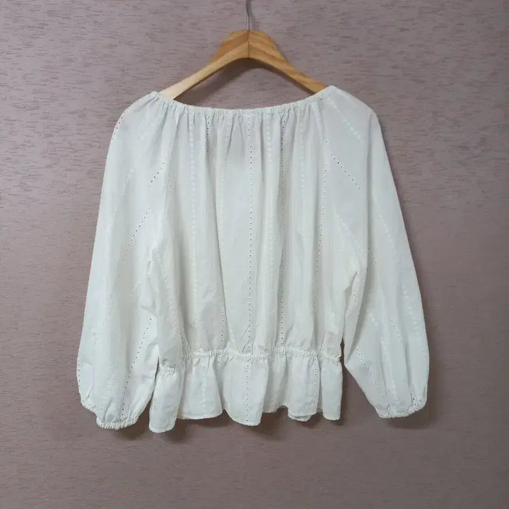 [BUNJANG] Uniqlo White Embroidered Blouse / B4-18/유니클로 넥라인 허리밴딩 화이트 자수셔츠 여성