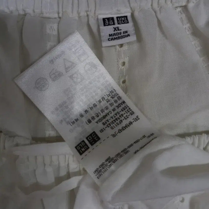 [BUNJANG] Uniqlo White Embroidered Blouse / B4-18/유니클로 넥라인 허리밴딩 화이트 자수셔츠 여성
