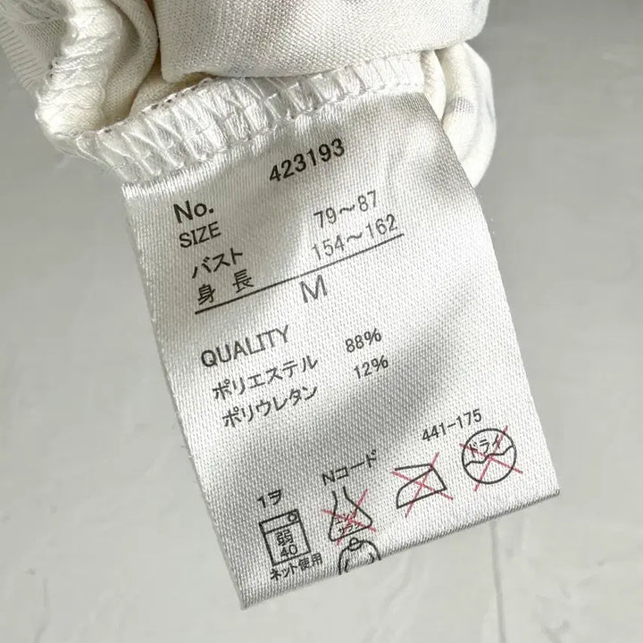 [SOLD OUT] Marie Claire 도트 롱 슬리브
