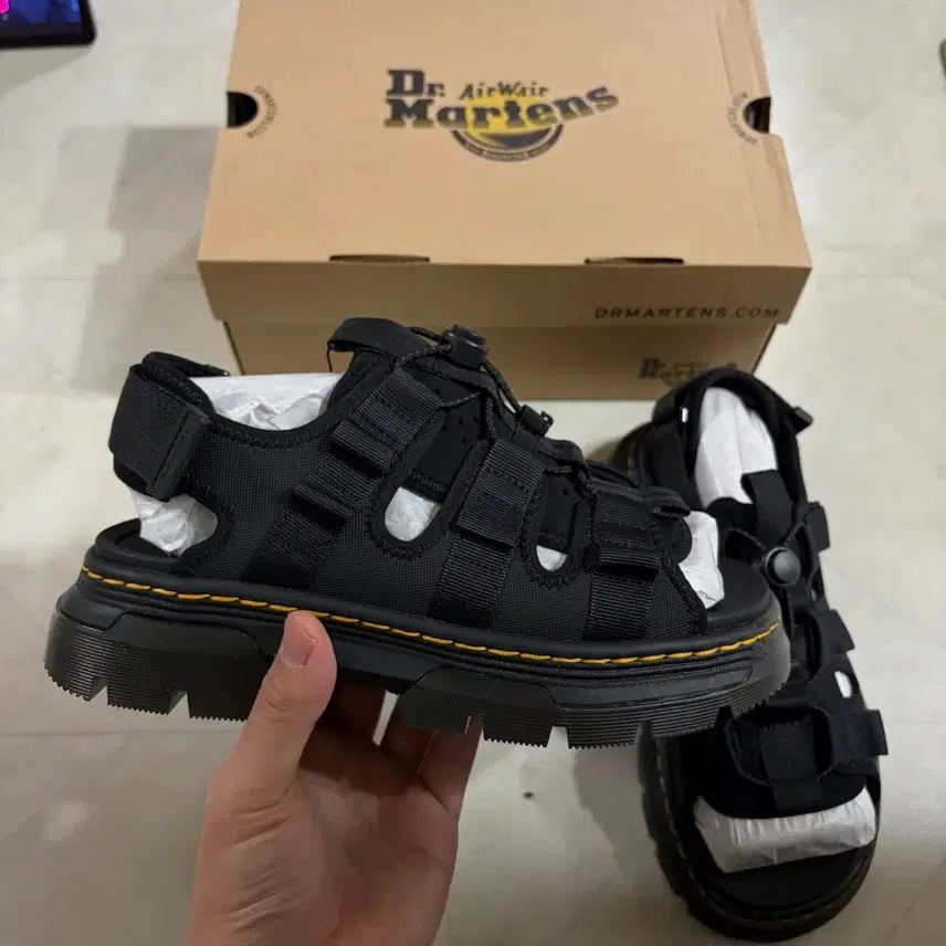 [BUNJANG] Dr. Martens Jerico Leather &amp; Neoprene Hybrid Sandals / 새상품(240)닥터마틴 예리코 레더&amp;네오프렌 하이브리드 샌들