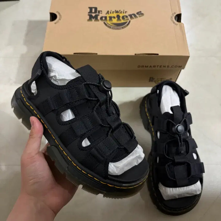 [BUNJANG] Dr. Martens Jerico Leather &amp; Neoprene Hybrid Sandals / 새상품(240)닥터마틴 예리코 레더&amp;네오프렌 하이브리드 샌들