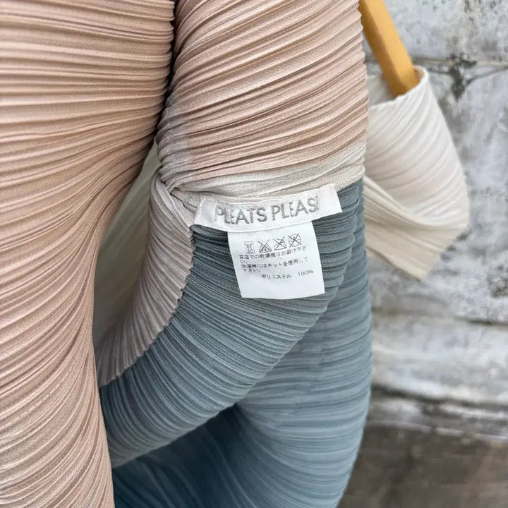 [BUNJANG] Pleats Please Issey Miyake Sleeveless Pleated Top / Pleats Please 이세이미야케 플리츠플리즈 슬리브리스 나시 티셔츠