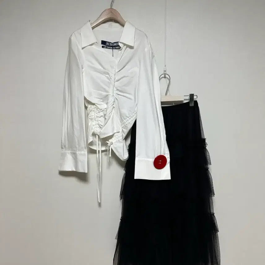 [SOLD OUT] 자크뮈스 셔링 언발란스 컷 화이트 블라우스