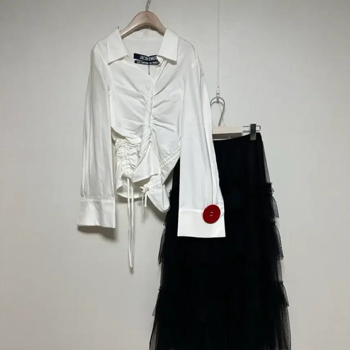 [SOLD OUT] 자크뮈스 셔링 언발란스 컷 화이트 블라우스