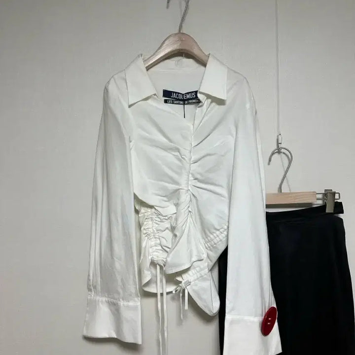[SOLD OUT] 자크뮈스 셔링 언발란스 컷 화이트 블라우스