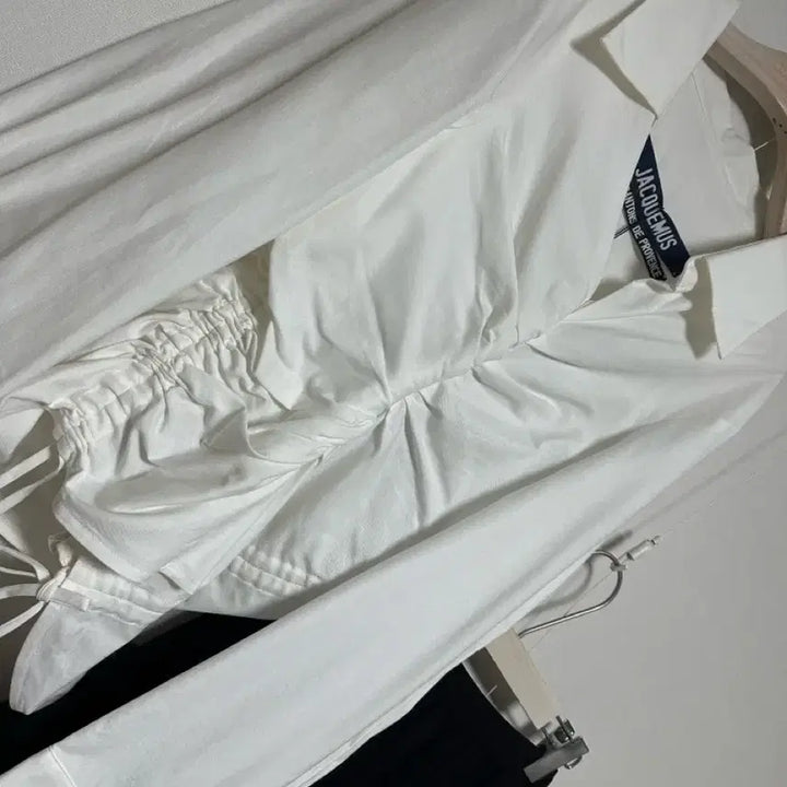 [SOLD OUT] 자크뮈스 셔링 언발란스 컷 화이트 블라우스