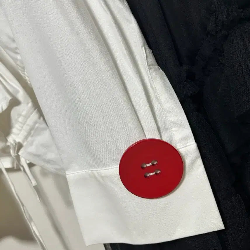 [SOLD OUT] 자크뮈스 셔링 언발란스 컷 화이트 블라우스