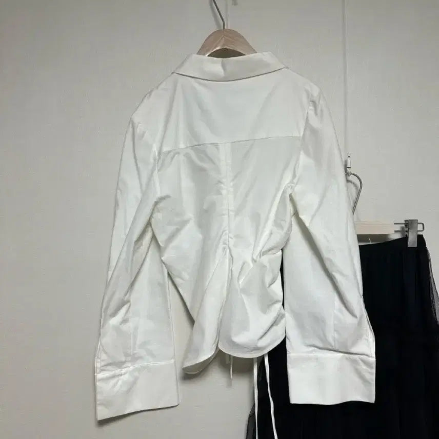 [SOLD OUT] 자크뮈스 셔링 언발란스 컷 화이트 블라우스