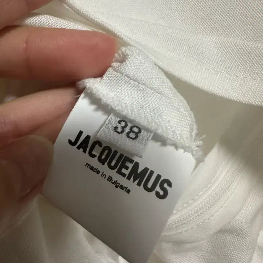[SOLD OUT] 자크뮈스 셔링 언발란스 컷 화이트 블라우스