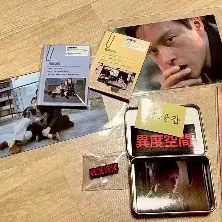 [BUNJANG] Leslie Cheung In Space: The Leeway Movie Goods Bundle / 영화 이도공간 뱃지패키지 A3포스터 아트카드 장국영 굿즈 포토카드화보집