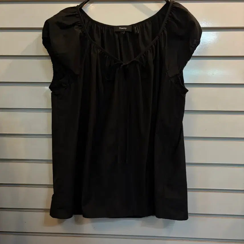 [SOLD OUT] Theory 블랙 셔링 반팔 블라우스