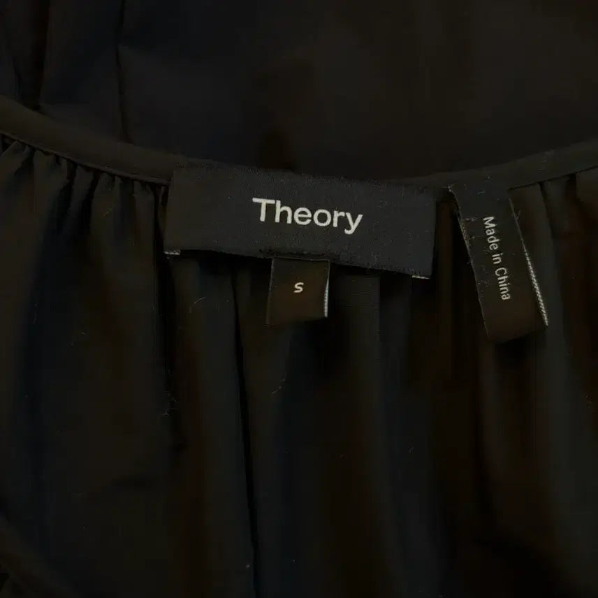 [SOLD OUT] Theory 블랙 셔링 반팔 블라우스