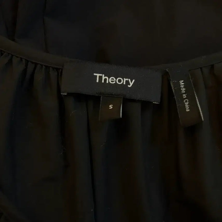 [SOLD OUT] Theory 블랙 셔링 반팔 블라우스