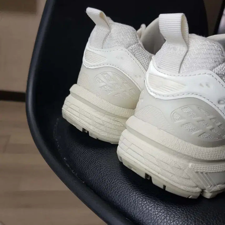 [BUNJANG] Asics Gel Venture 6 Cream White Sneakers 240 / 아식스 젤 벤쳐6 크림 화이트 운동화 240