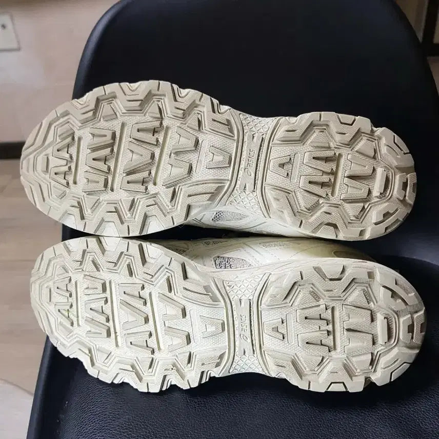 [BUNJANG] Asics Gel Venture 6 Cream White Sneakers 240 / 아식스 젤 벤쳐6 크림 화이트 운동화 240