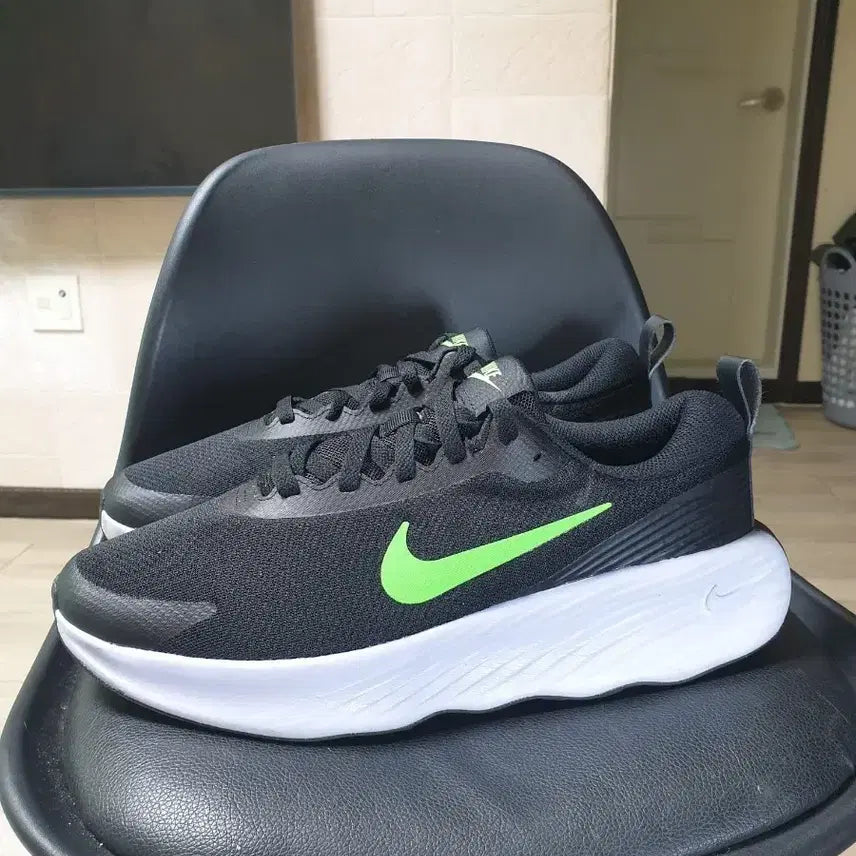 [BUNJANG] Nike Black Sneakers Fluorescent Swoosh 280 / 나이키 검정 운동화 형광 스우시 280