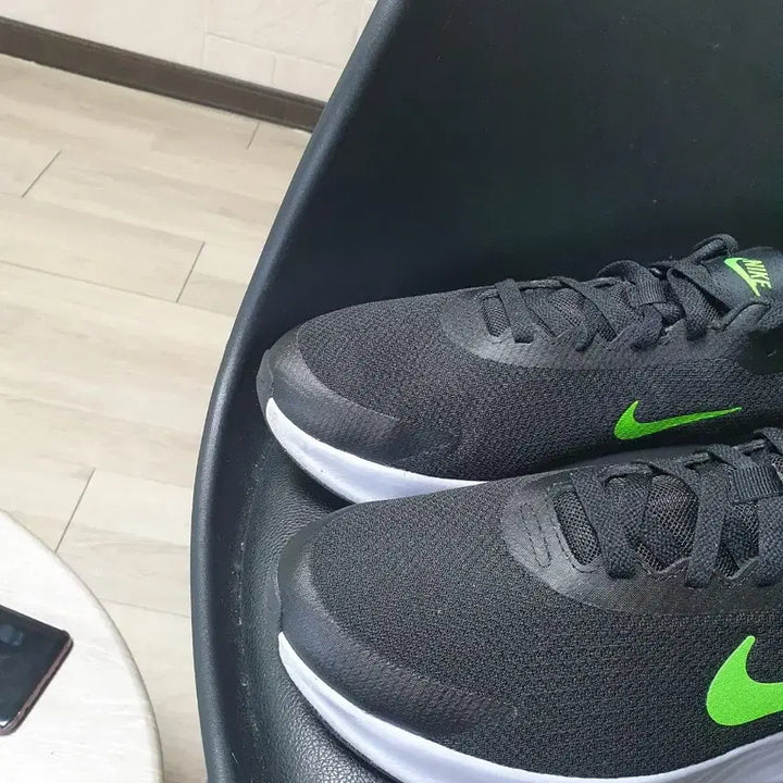 [BUNJANG] Nike Black Sneakers Fluorescent Swoosh 280 / 나이키 검정 운동화 형광 스우시 280