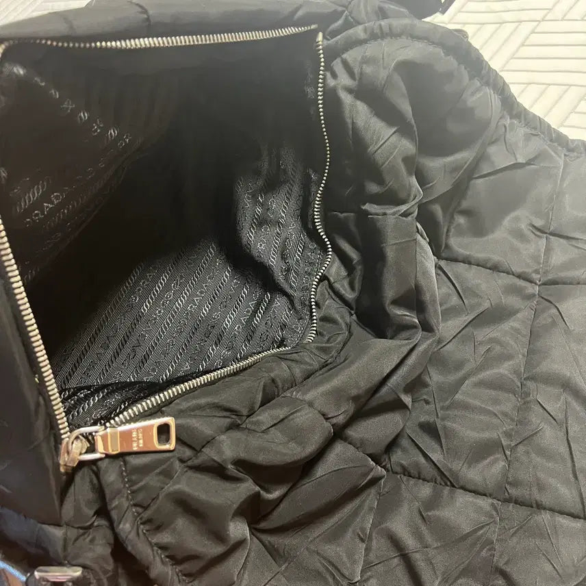 [SOLD OUT] [정품] 프라다 블랙 나일론 메신저백 크로스백 패딩백