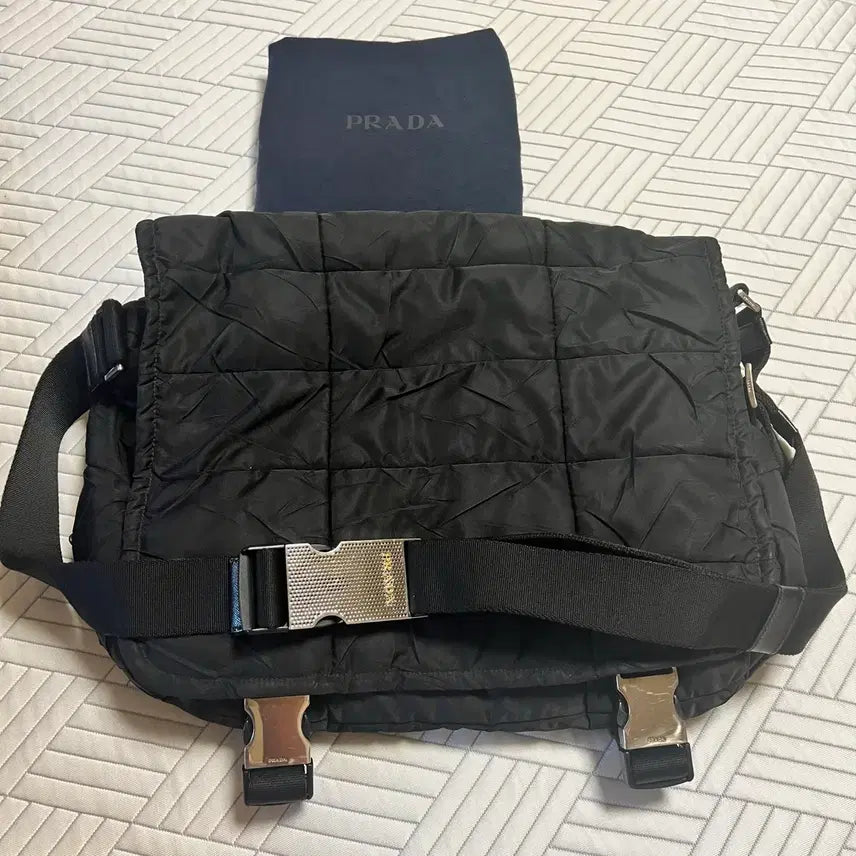 [SOLD OUT] [정품] 프라다 블랙 나일론 메신저백 크로스백 패딩백