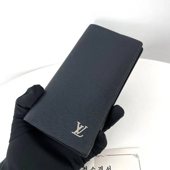 [BUNJANG] Louis Vuitton Brazza Taiga Long Wallet / [감정완료] 루이비통 LV 로고 타이가 브라짜 장지갑