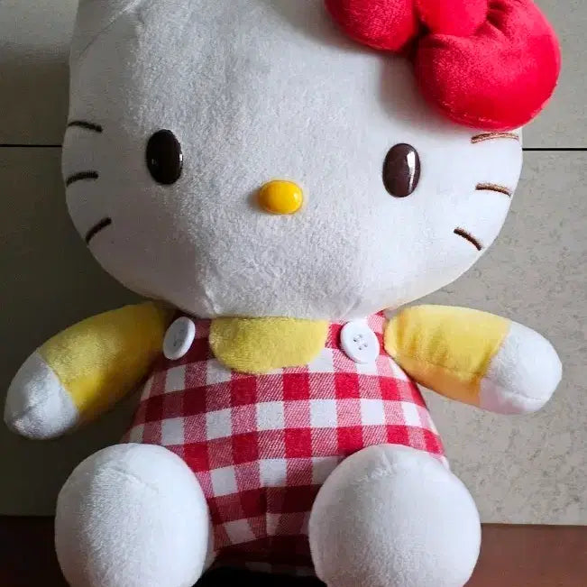 [BUNJANG] Sanrio Hello Kitty Red Check Overalls Plush Doll / 헬로키티 25cm산리오 정품 레드체크 멜빵 봉제인형