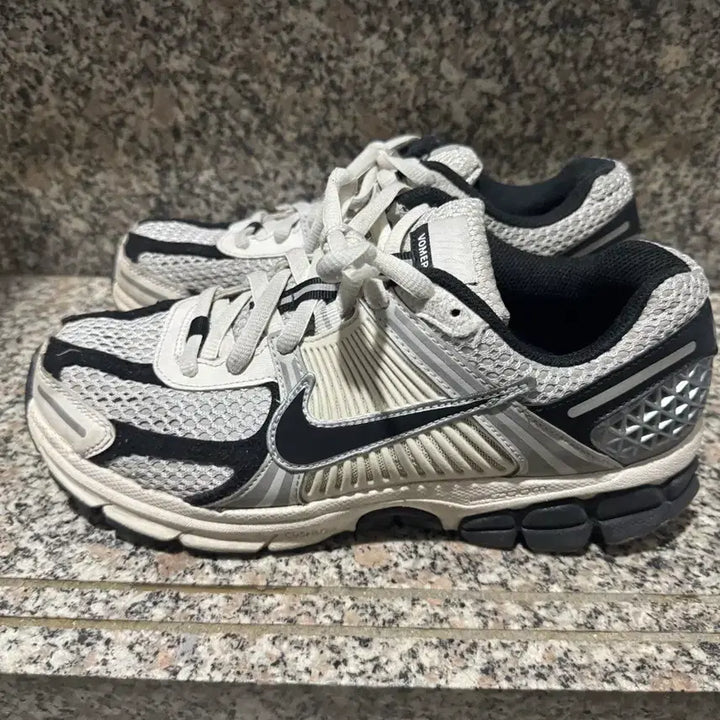 [SOLD OUT] 나이키 줌 보메로5 코어 블랙 250 사이즈