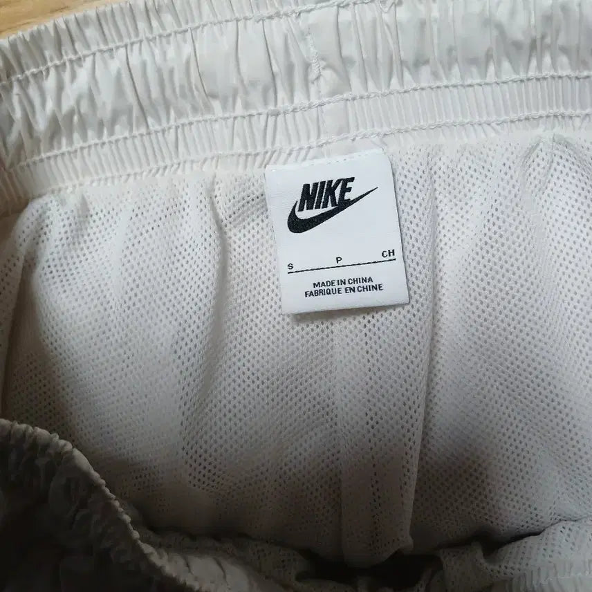[BUNJANG] Nike Colorful Swoosh Jogger Training Pants / 나이키 화이트 컬러풀 스우시 조거 트레이닝 바지