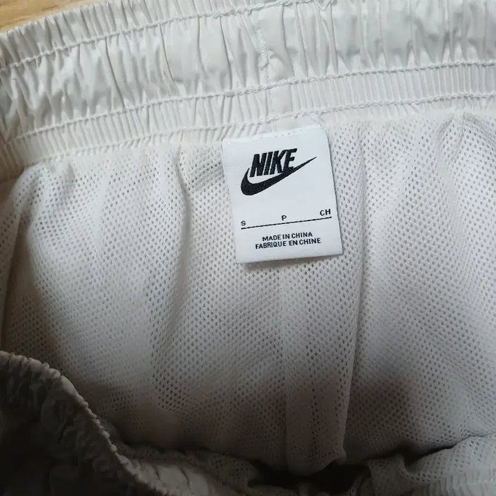 [BUNJANG] Nike Colorful Swoosh Jogger Training Pants / 나이키 화이트 컬러풀 스우시 조거 트레이닝 바지