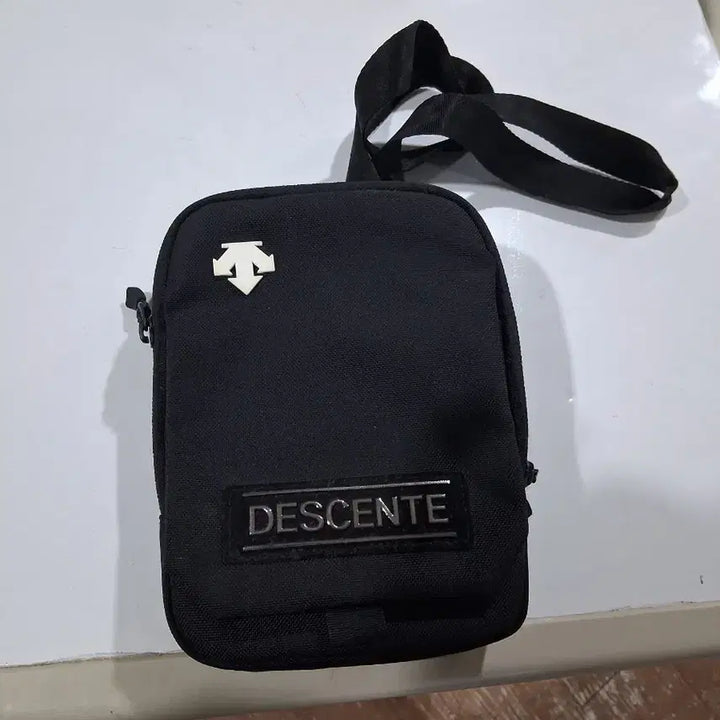 [BUNJANG] Descente Mini Crossbody Bag / 데상트 블랙 미니 크로스백가로14세로20