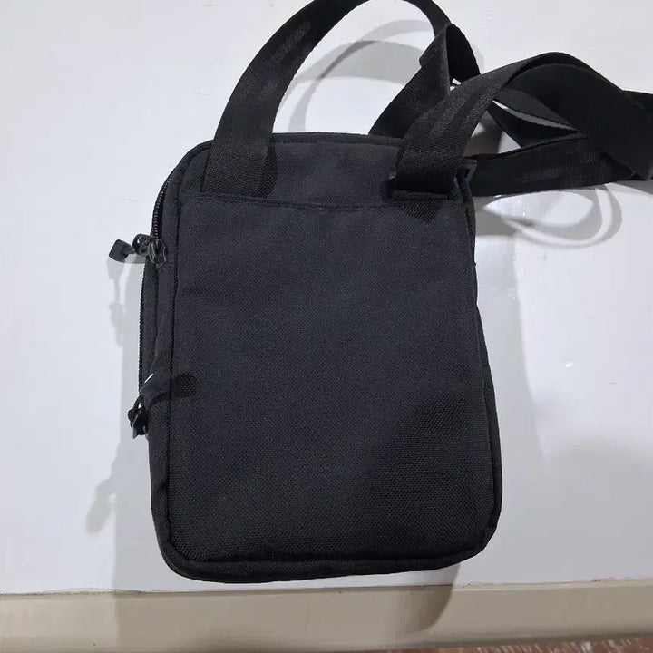 [BUNJANG] Descente Mini Crossbody Bag / 데상트 블랙 미니 크로스백가로14세로20
