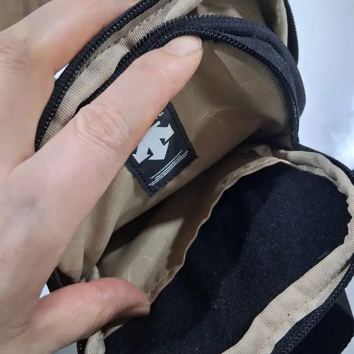 [BUNJANG] Descente Mini Crossbody Bag / 데상트 블랙 미니 크로스백가로14세로20