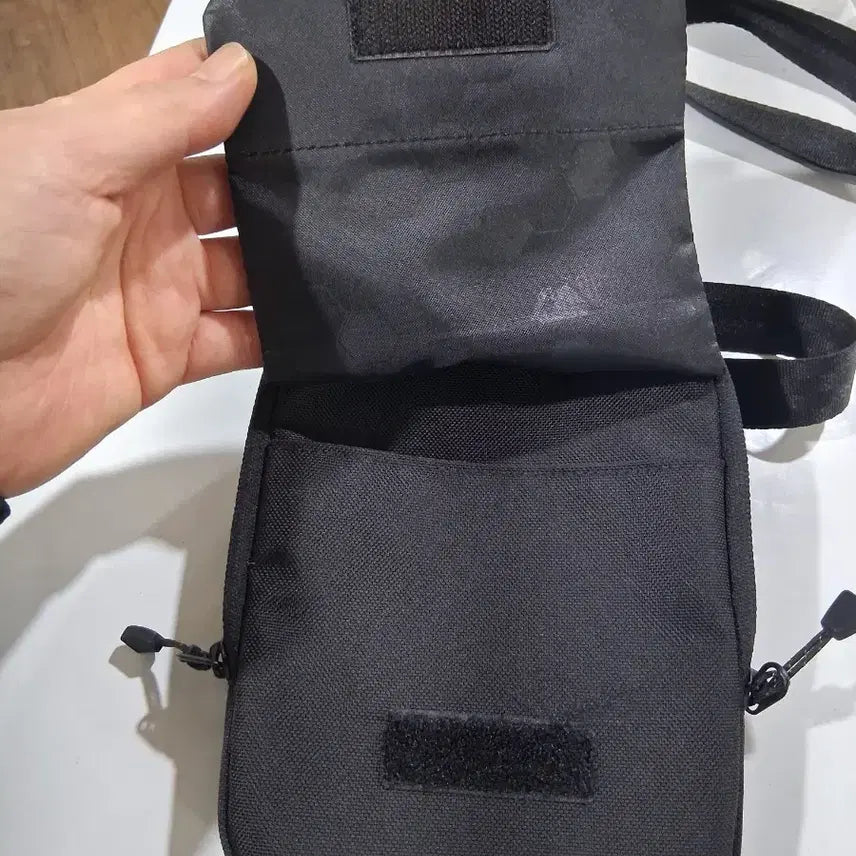 [BUNJANG] Descente Mini Crossbody Bag / 데상트 블랙 미니 크로스백가로14세로20