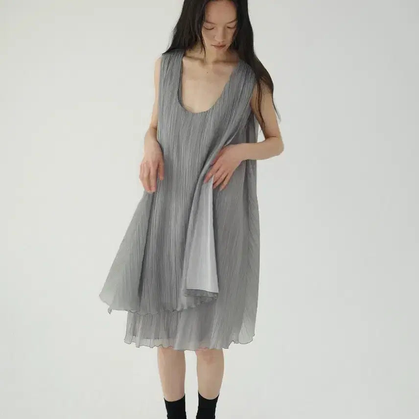 [BUNJANG] Hui Pleated Midi Dress Silver / 휘 hwi 플리츠 원피스 실버