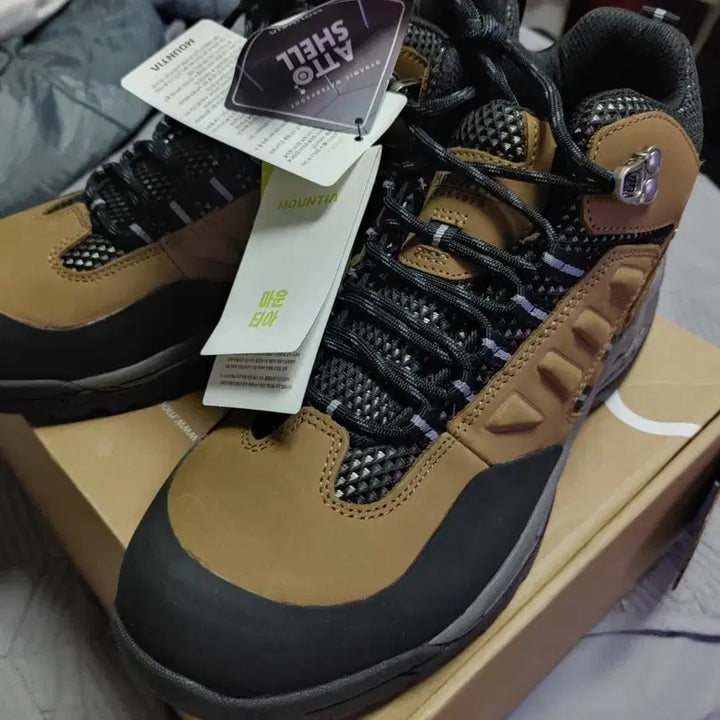 [BUNJANG] Mountia Waterproof Hiking Boots (275mm) / 신품 마운티아 방수 등산화 275
