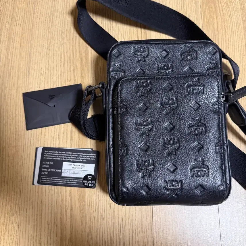 [SOLD OUT] MCM 블랙 레더 크로스백 카드 택 포함