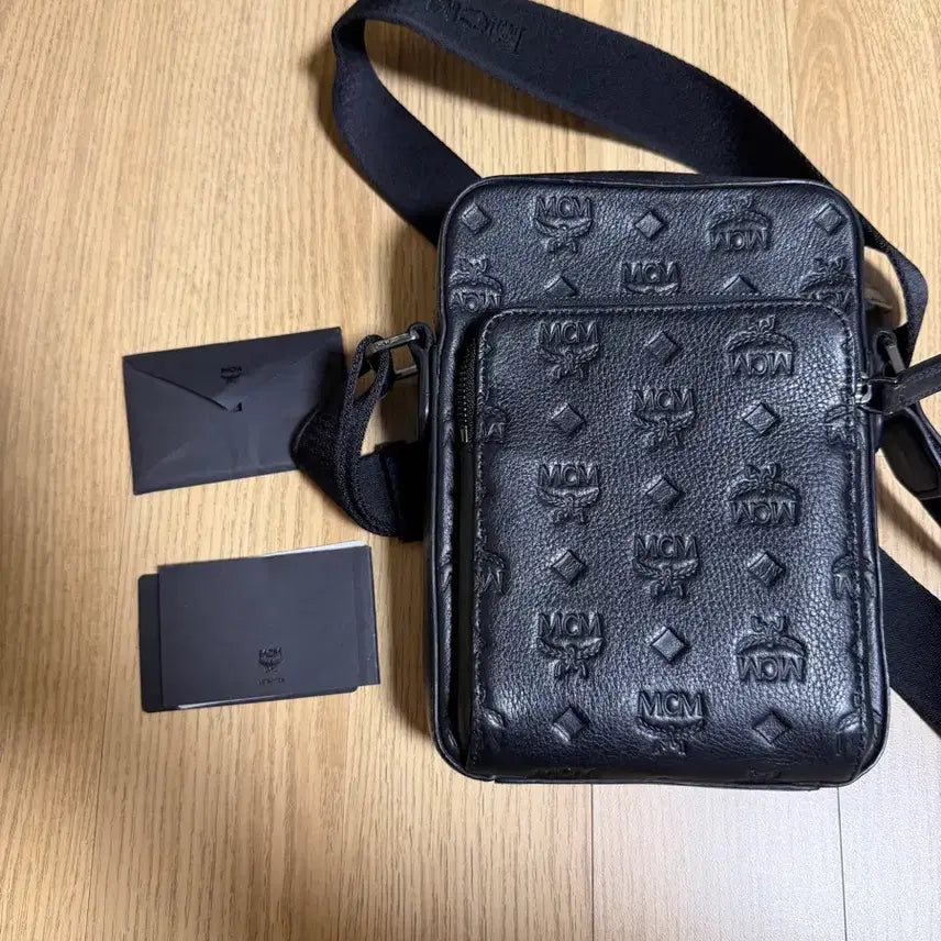 [SOLD OUT] MCM 블랙 레더 크로스백 카드 택 포함