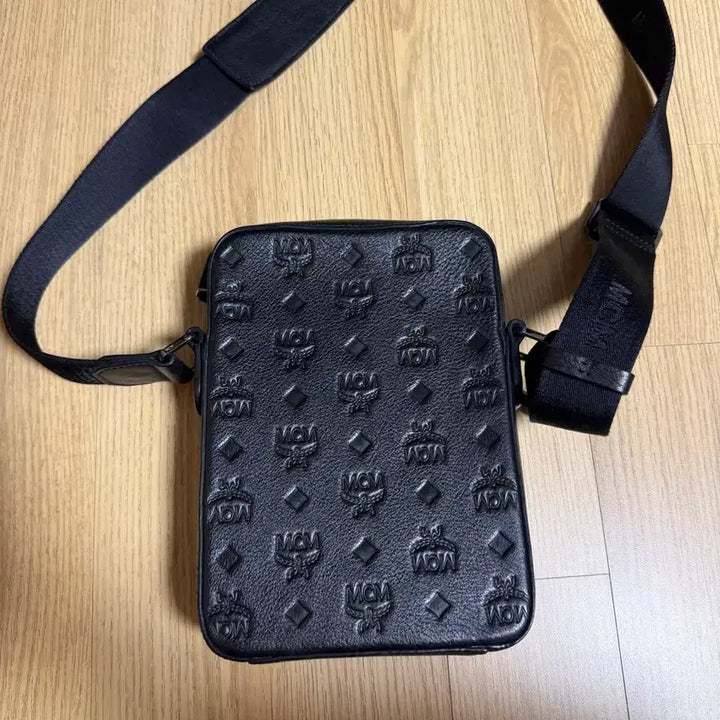 [SOLD OUT] MCM 블랙 레더 크로스백 카드 택 포함