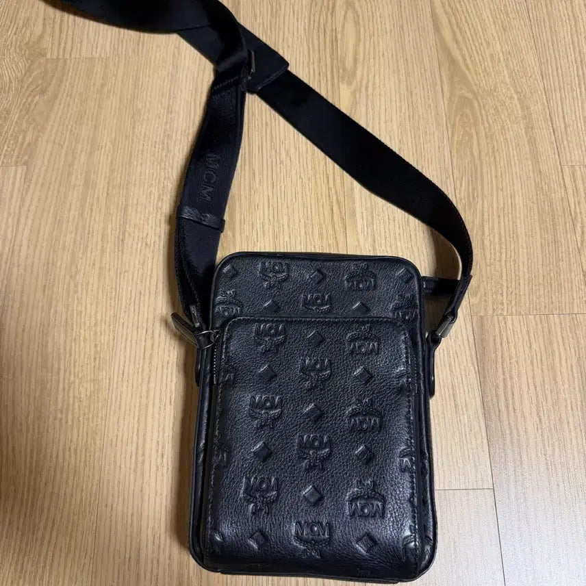 [SOLD OUT] MCM 블랙 레더 크로스백 카드 택 포함