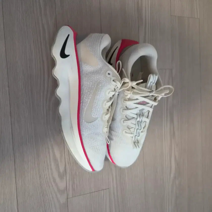 [BUNJANG] Nike Women Motiva 240 Sneakers / 나이키우먼  모티바 240