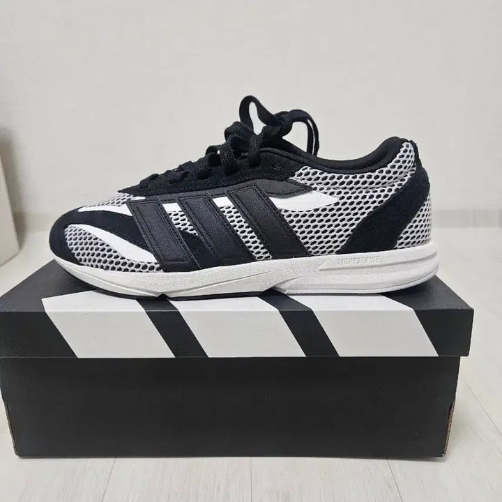 [BUNJANG] Adidas Lightblaze 245 Sneakers / 아디다스 신발 .라이트블레이즈 245