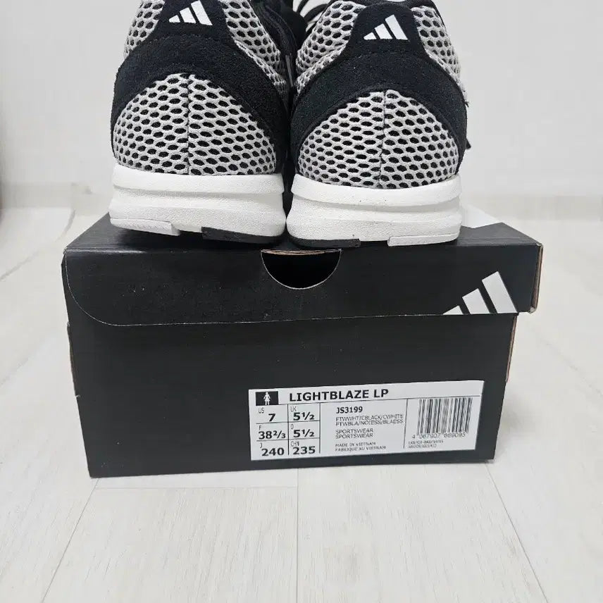 [BUNJANG] Adidas Lightblaze 245 Sneakers / 아디다스 신발 .라이트블레이즈 245