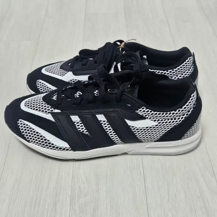[BUNJANG] Adidas Lightblaze 245 Sneakers / 아디다스 신발 .라이트블레이즈 245