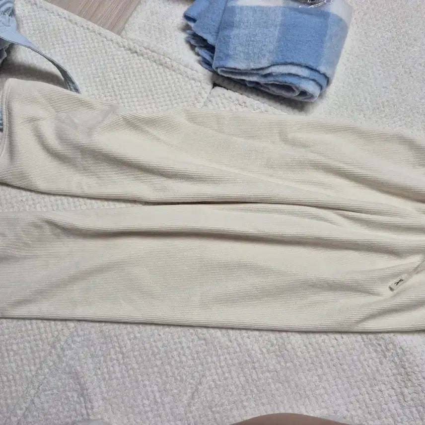 [SOLD OUT] 아이보리색 기모 바지 (~4/27까지 판매)