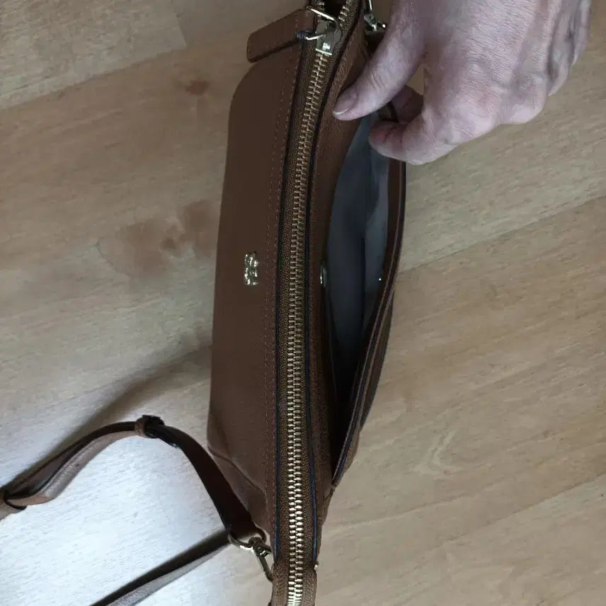 [BUNJANG] Louis Quatorze Brown Leather Crossbody Bag / 루이까또즈 브라운 가죽 크로스백